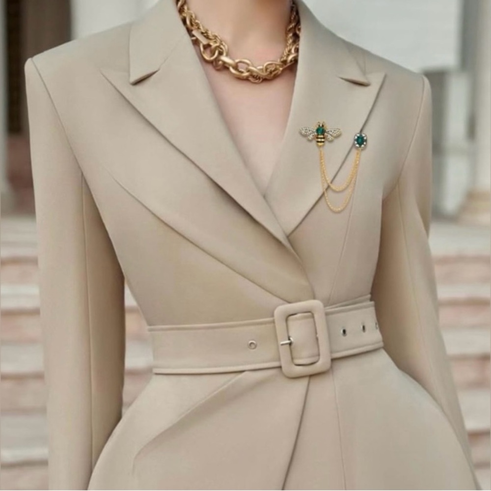 Beautiful Brooch - Picture 2 of 5
